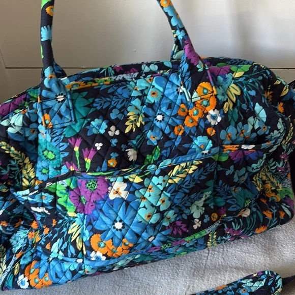 Vera Bradley duffle bag. - Picture 3 of 7
